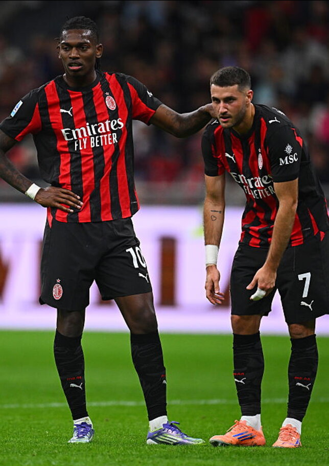 Il Milan sfoltisce l'attacco: Gimenez a un passo dal Porto, nuovo prezzo per Leao
