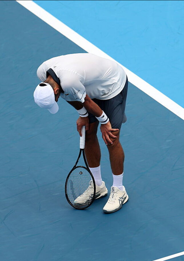 Djokovic sta male in campo e viene eliminato a Cincinnati: "Ho un problema di salute da tempo"