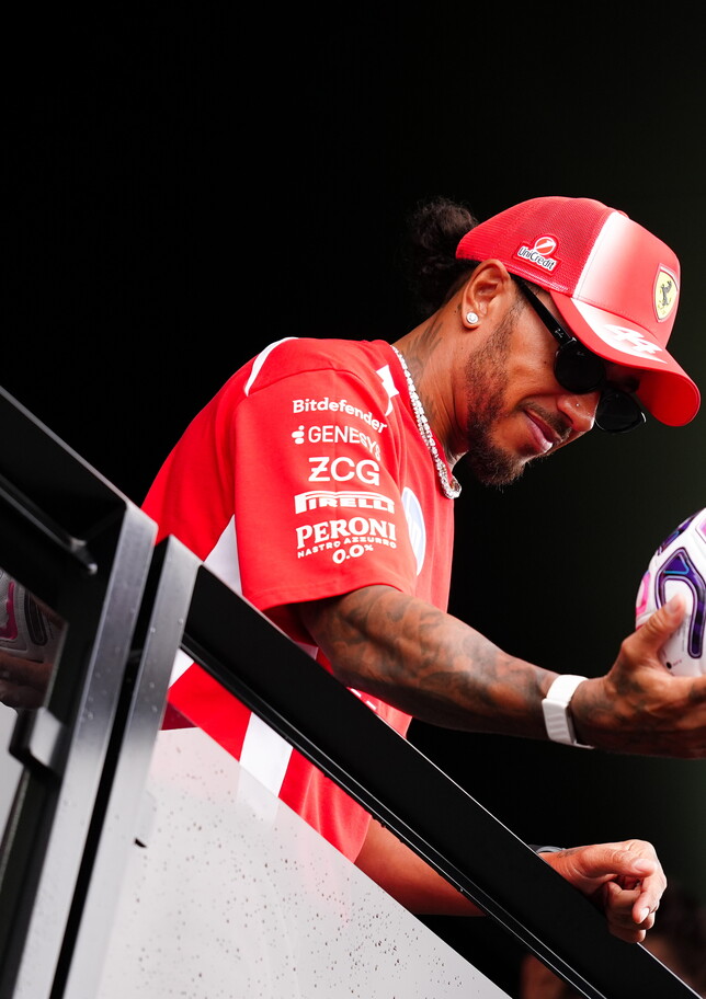 Hamilton e Leclerc caricano la Ferrari: "Lavoro impressionante, gli altri ci seguono"