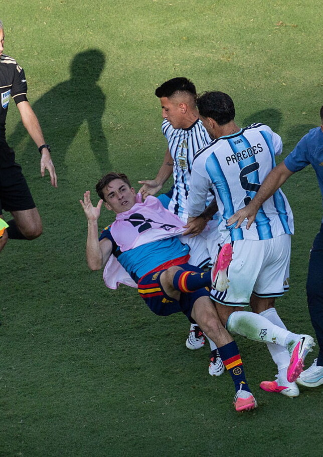 Rissa post Spagna-Argentina, arriva la stangata della Fifa: 10 gare di stop a Paredes, 7 a Molina
