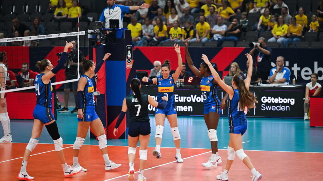 Europei volley, le FOTO della vittoria dell'Italia di Velasco sul Montenegro