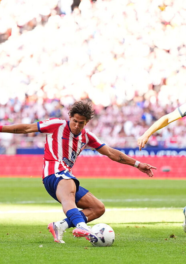 Simeone jr salva l'Atletico sotto di un gol e in 10, fischi assordanti per Julian Alvarez