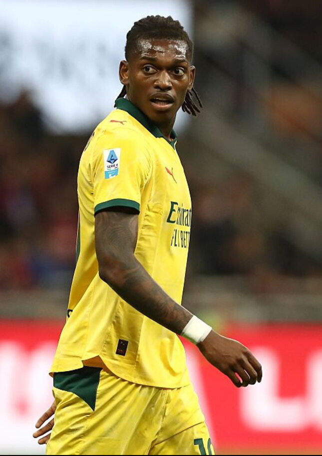 L'Aston Villa cerca una punta e pensa a Leao: primi contatti con il Milan che attende un'offerta importante