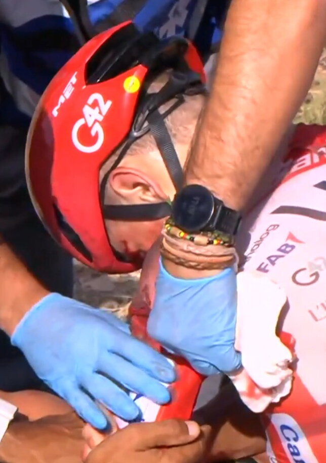 Clamoroso alla Vuelta: il leader Pogacar costretto al ritiro dopo una bruttissima caduta