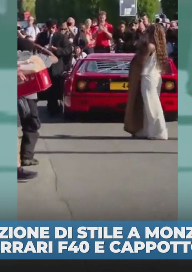 Hamilton show a Monza: arriva in Ferrari con il cappotto