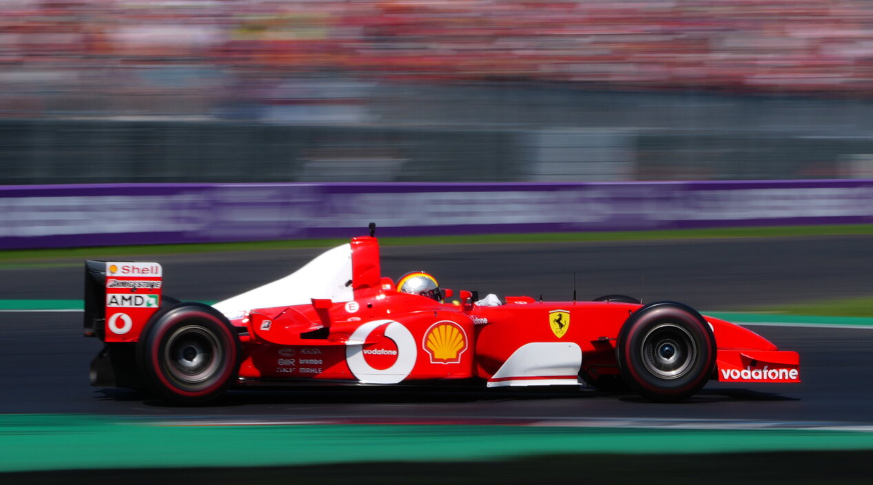 Vettel riaccende l'emozione di Monza sulla Ferrari F2002 di Schumi