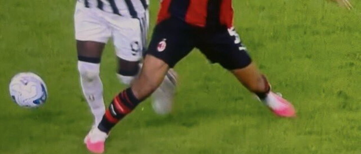 Rabbia Juve sul gol del Milan, pestone su Kolo Muani. I tifosi: "E il Var non dice niente"