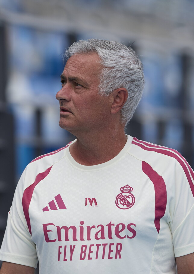 Mourinho: "Contro l'Inter partita come le altre. Noi in emergenza a centrocampo. E su Chivu..."