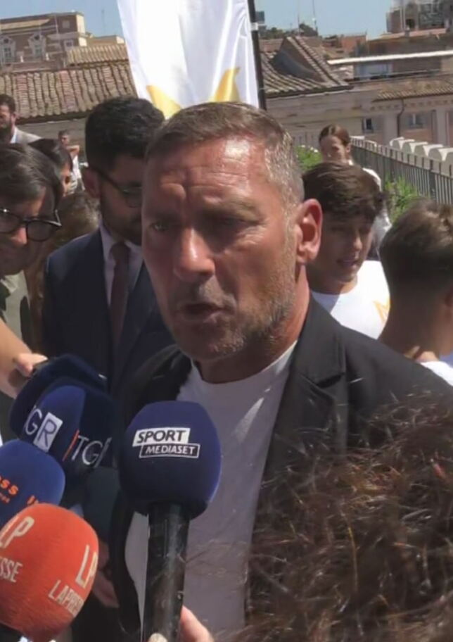 Totti: "Nessuna polemica con la Roma. Il centenario? Lo passerò con i tifosi"