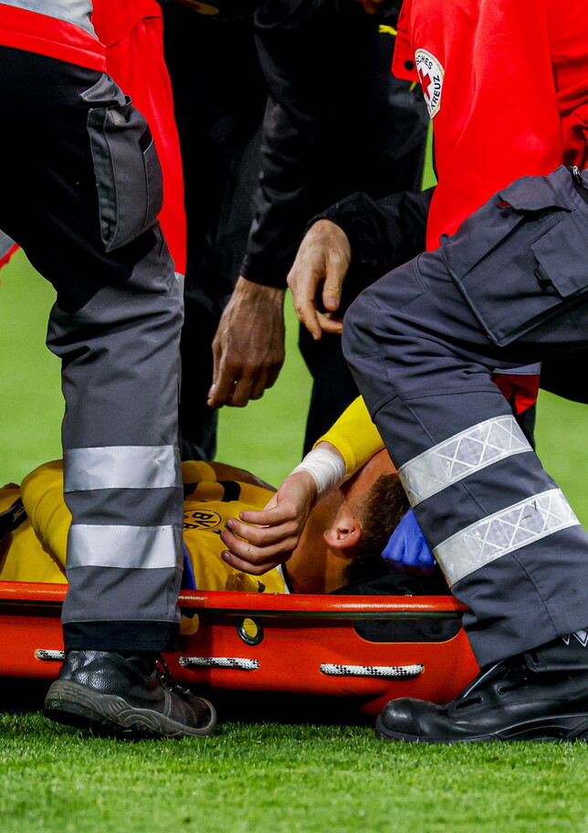 CHAMPIONS - Malore in campo per Karetsas, la nota del Borussia Dortmund: "Problemi circolatori, sta bene"
