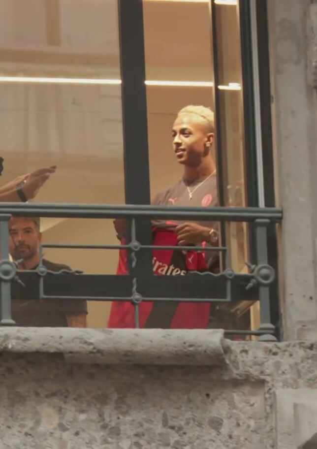 Milan, bagno di folla per Omari Hutchinson