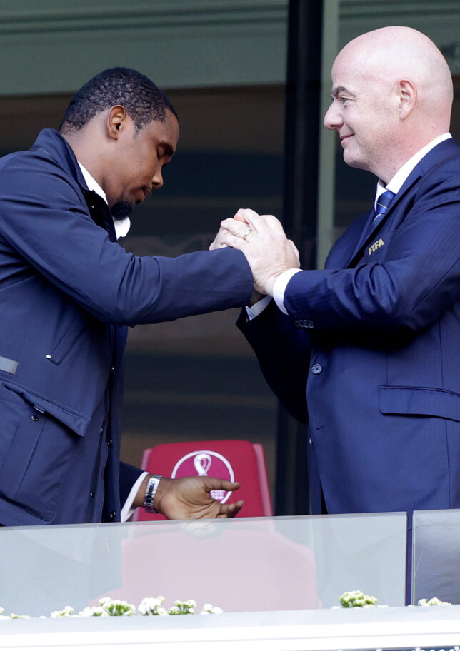 Eto'o, ma che combini: è accusato di aver preso 500mila euro dai russi e lo difende... Infantino