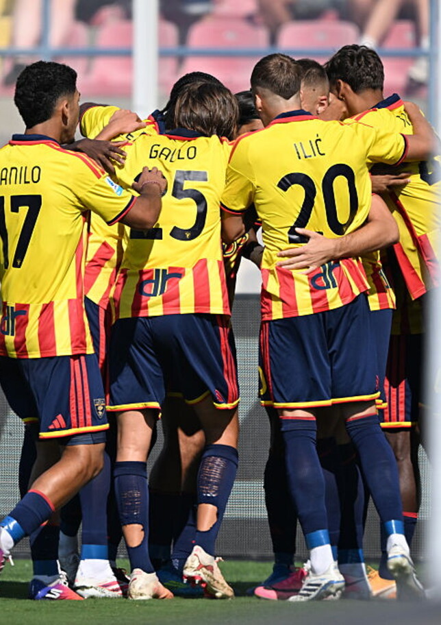 Il Lecce stende il Monza in venti minuti: Coulibaly da sogno, inutile il gol di Zeballos