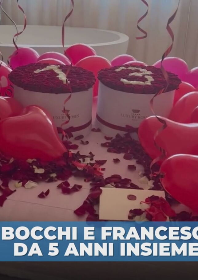 Noemi e Totti festeggiano 5 anni insieme con un letto pieno di cuori