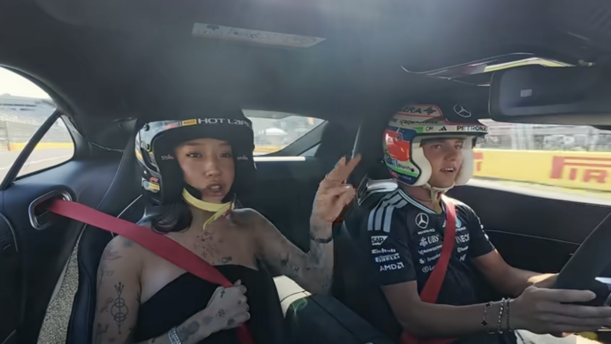 Peggy Gou in auto con Kimi Antonelli