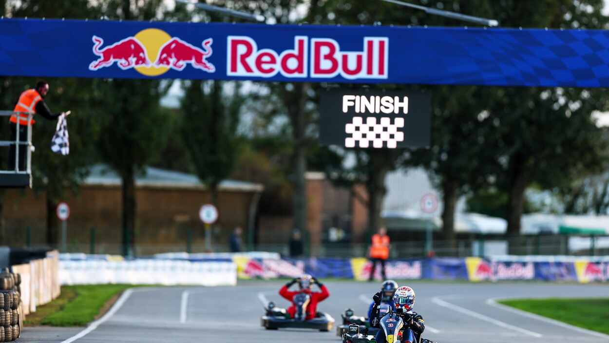 Max vs 100: Verstappen ne supera 100 e vince la sfida sui kart