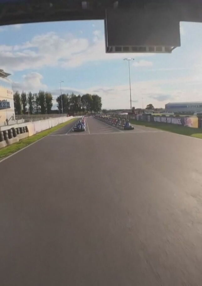 Max vs 100: Verstappen in testa dopo 14 giri, vince sui kart