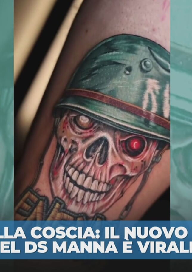 Teschio con elmetto: il nuovo tatuaggio di Manna è virale