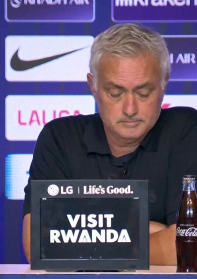 Mourinho show contro l'arbitro: in conferenza con le foto dei falli