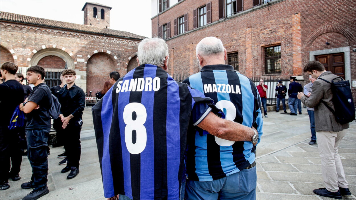 Funerale Mazzola, l'omaggio del popolo interista: il feretro entra a Sant'Ambrogio con la maglia della Grande Inter