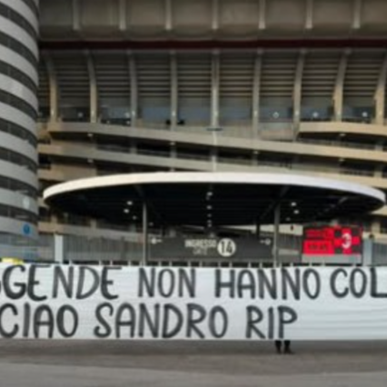Applausi e striscione: la Curva Sud del Milan tributa un sentito omaggio a Sandro Mazzola