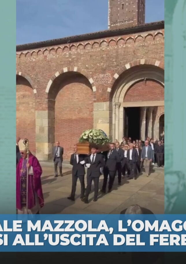 Funerale Mazzola, applausi e cori all'uscita del feretro