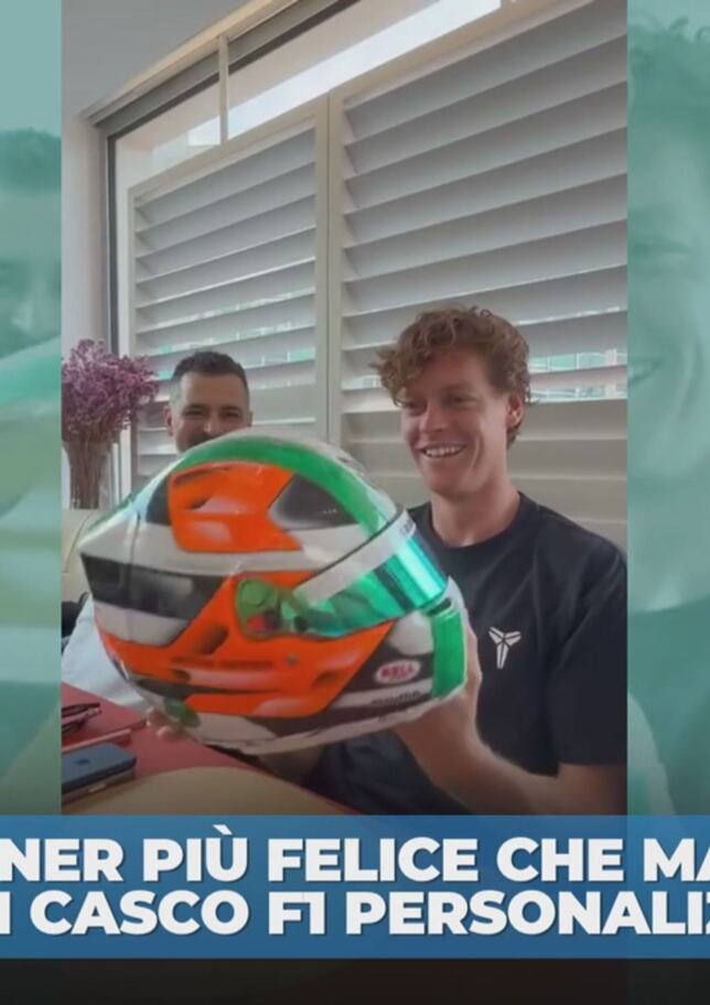 La felicità di Sinner per il casco F1 personalizzato
