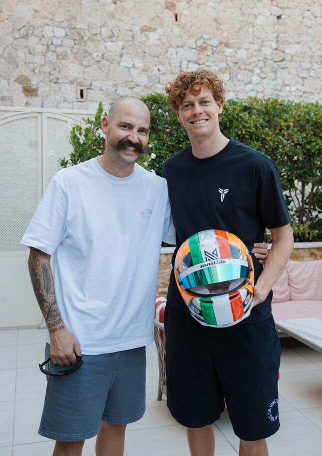 Sinner pronto per la Formula 1? Un casco personalizzato in regalo