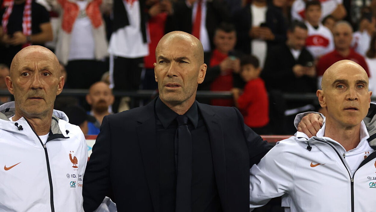 Zidane, debutto da ct della Francia con inconveniente: arriva in ritardo per l'inno nazionale