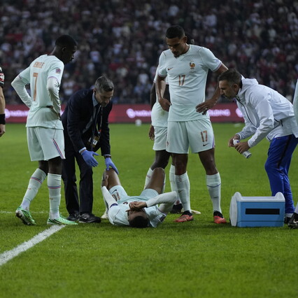 Mbappé segna e si fa male: crolla a terra per un fastidio al ginocchio. Zidane: "Brutti segnali"