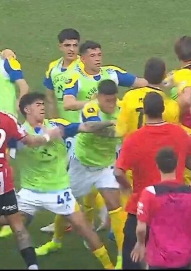 La Supercoppa finisce in maxi rissa, Veron affronta l'arbitro