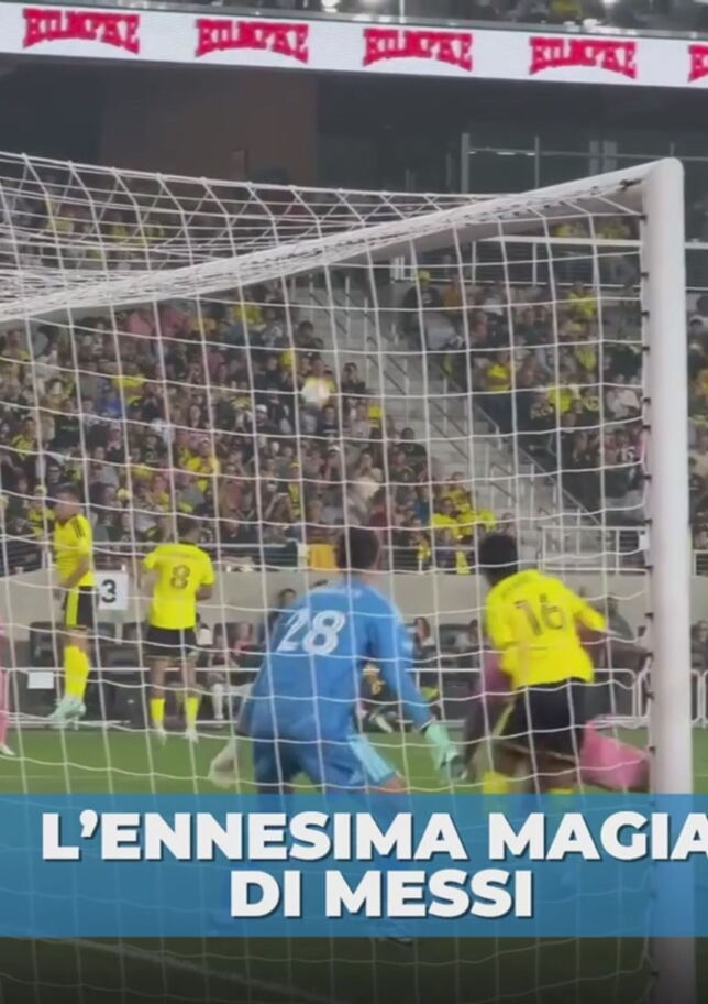 Magia Messi: punizione favolosa quasi da calcio d'angolo