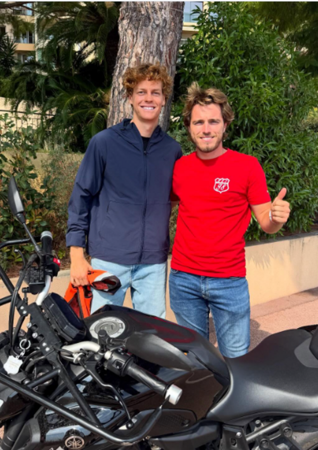 Sinner batte l'avversario più tosto: dopo quattro tentativi falliti la patente per la moto è sua