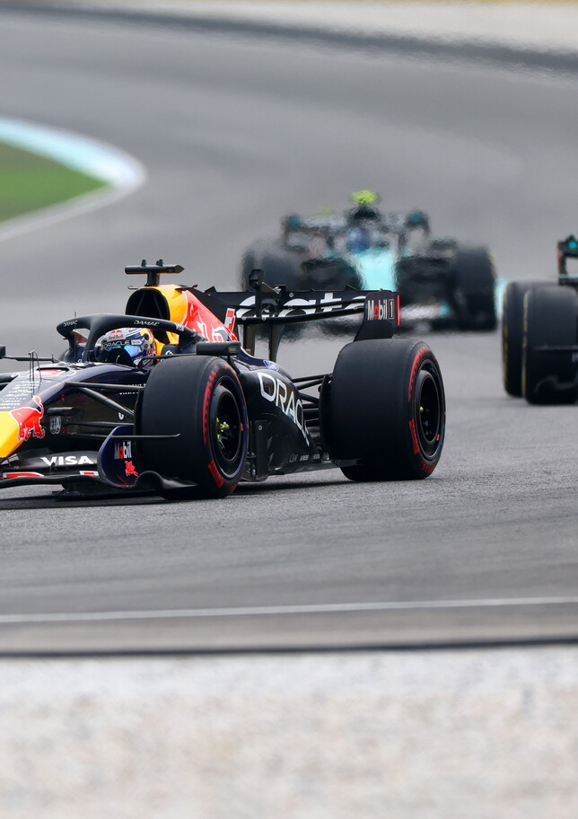 Verstappen vince il GP-caos di Sepang davanti ad Antonelli e Hamilton