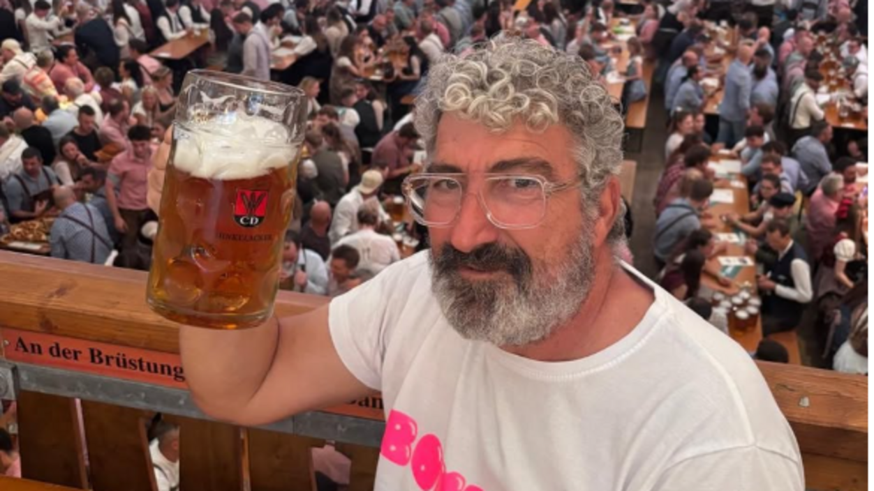 Hubner, la foto all'Oktoberfest è virale: l'ex bomber protagonista sui social