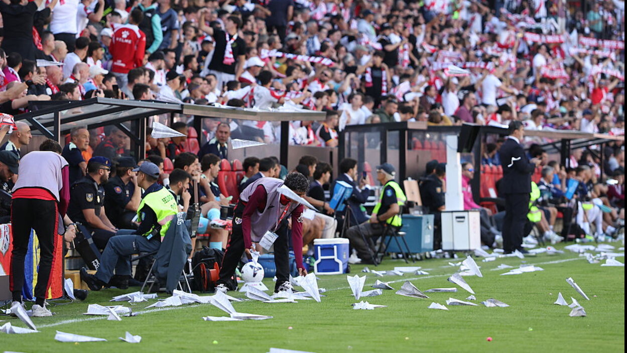 Incredibile in Liga: Rayo Vallecano-Athletic sospesa per lancio di aeroplanini di carta e palloni in campo