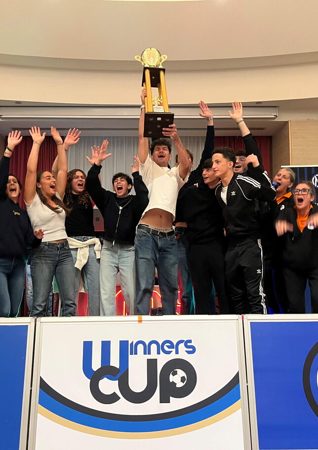 La squadra Real Camalli di Genova alza il trofeo della Winners Cup