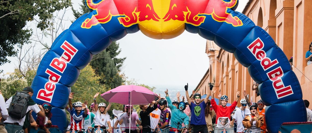 Ciclismo, la salita di San Luca a Bologna incorona i campioni di Red Bull Scatené