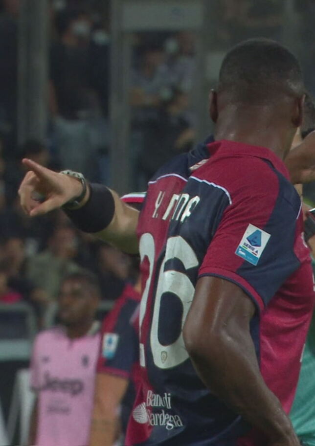Esulta, spinge, simula: tutte le provocazioni di Mina ai giocatori della Juve