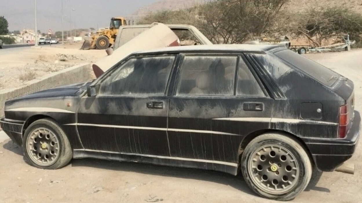 Una Lancia Delta Integrale sta prendendo polvere nel deserto
