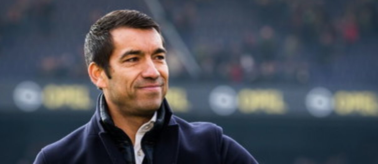Champions, van Bronckhorst paragona il Como al Barcellona: "Gioca in modo simile"
