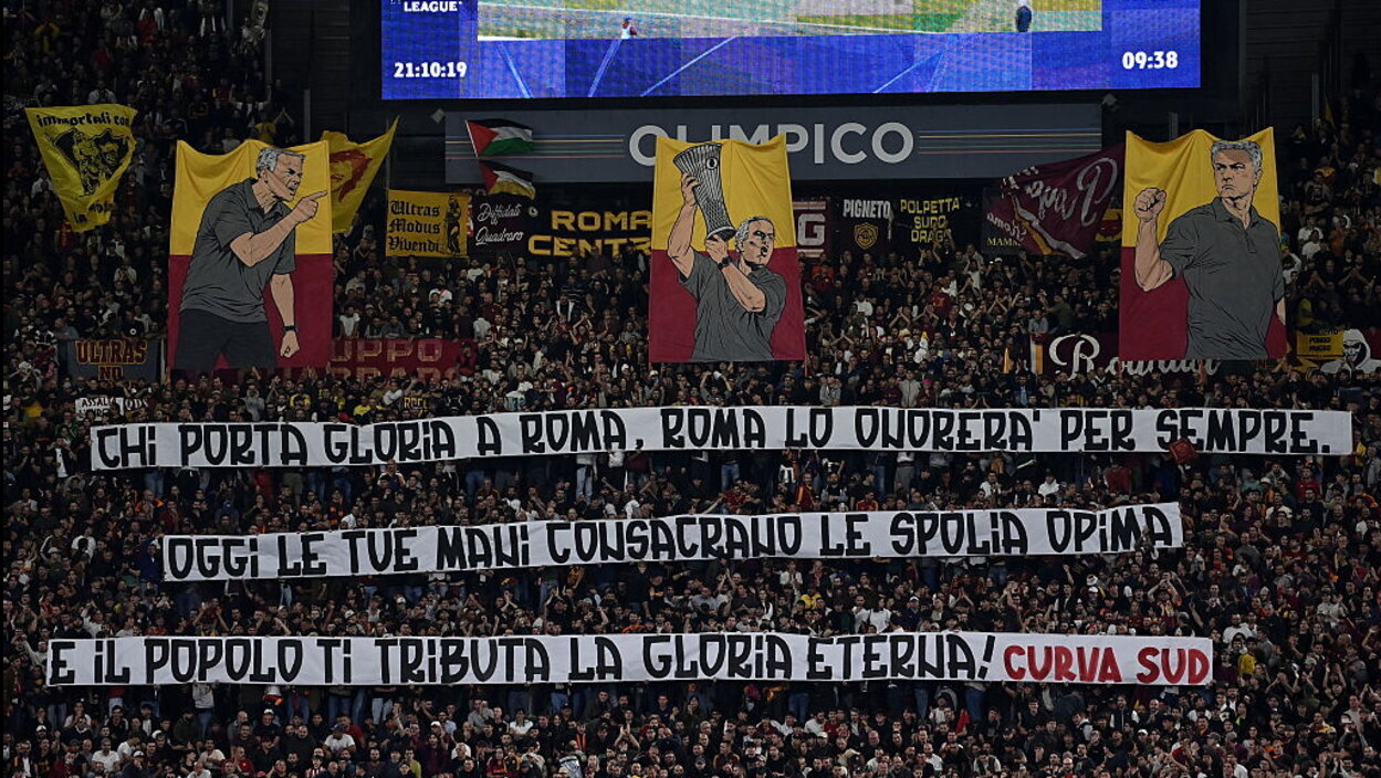 L'Olimpico ai piedi Mourinho: striscioni e ovazione, lui manda un bacio alla curva FOTO