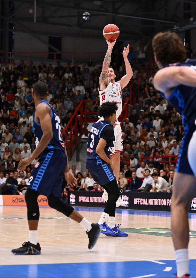 L'Olimpia sbanca il parquet di Napoli e la raggiunge in testa