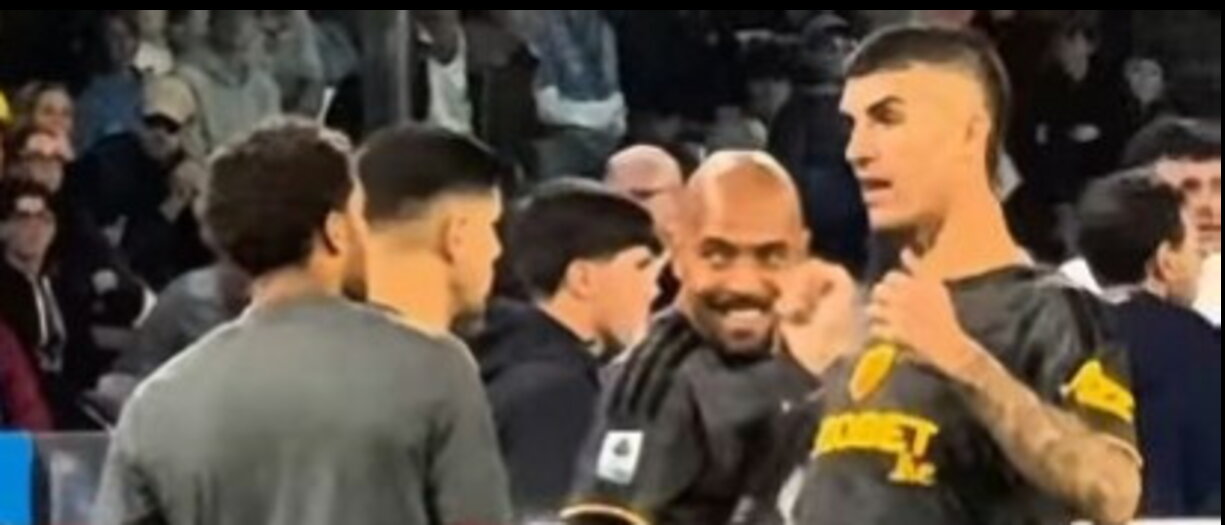 Allegri vede rosso e si toglie la giacca, Mancini lo imita e Malen se la ride: il video è virale