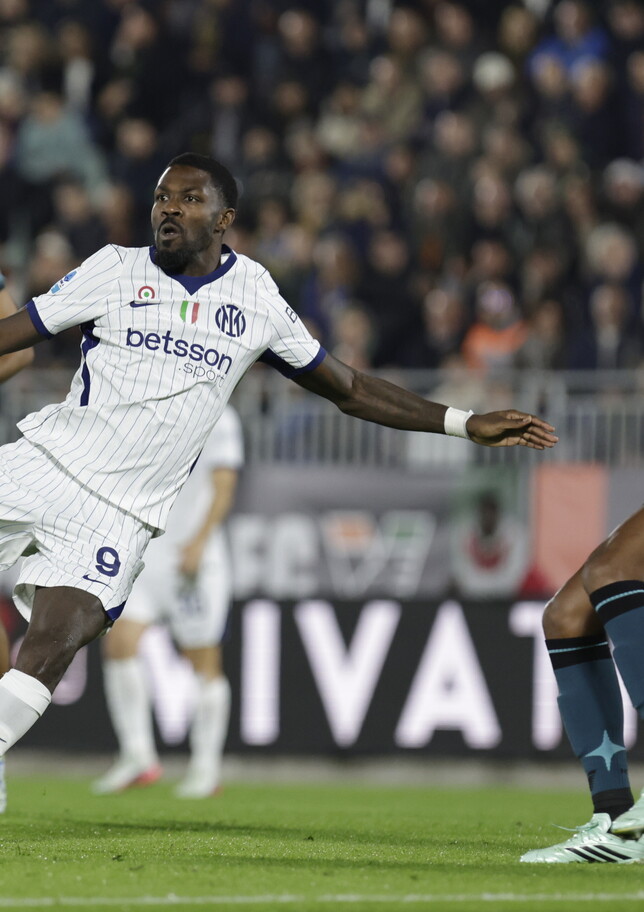 L'Inter rischia grosso poi due autogol condannano il Venezia: Chivu riaggancia la Lazio in vetta