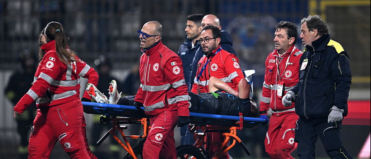 Napoli, grave infortunio alla caviglia per Lobotka: ko dopo 15', esce in barella e in lacrime