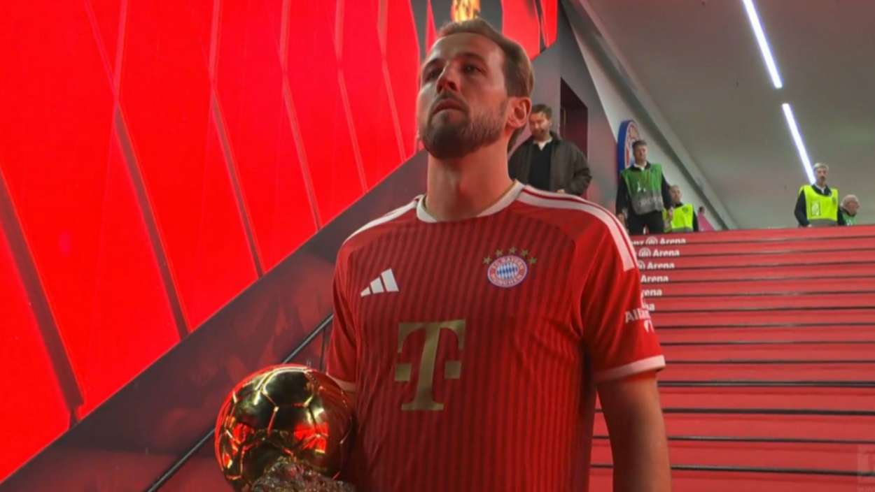 Kane presenta il Pallone d'Oro ai tifosi del Bayern, fischi dai sostenitori del Borussia Dortmund FOTO