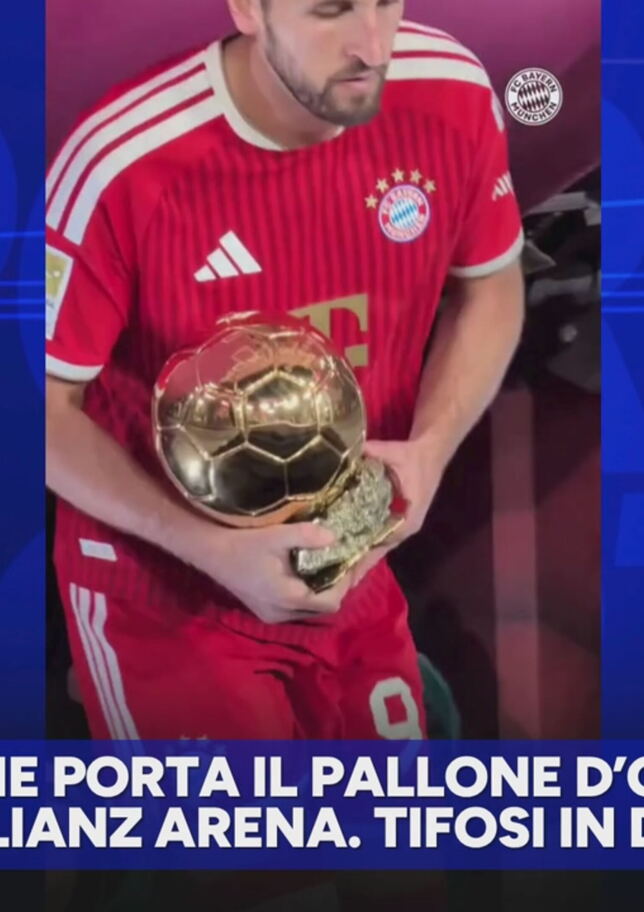 Kane i campo col Pallone d'Oro